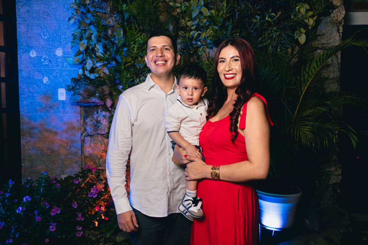 Jhon y Angélica celebrando juntos